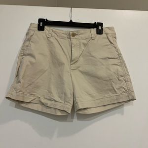 GAP size 6 khaki short, 5” inseam